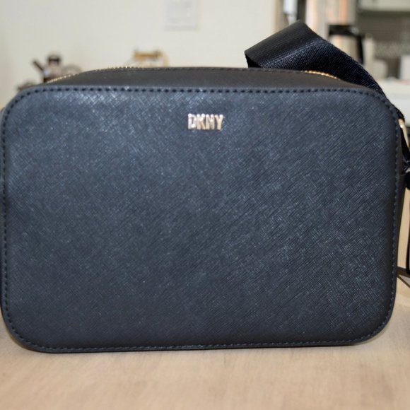 DKNY TUTU DOUBLE ZIP CAMERA CROSSBODY BAG W/ LOGO STRAP - Picture 2 of 9